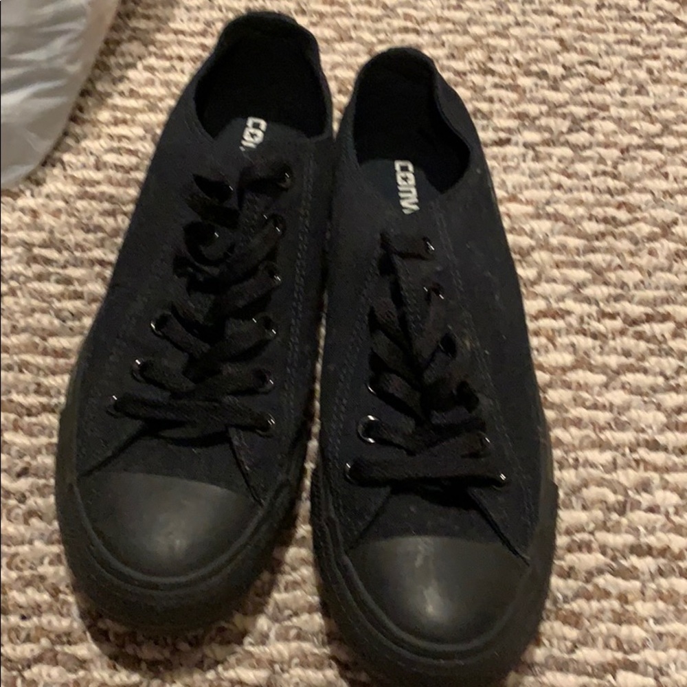 Men’s all black converse